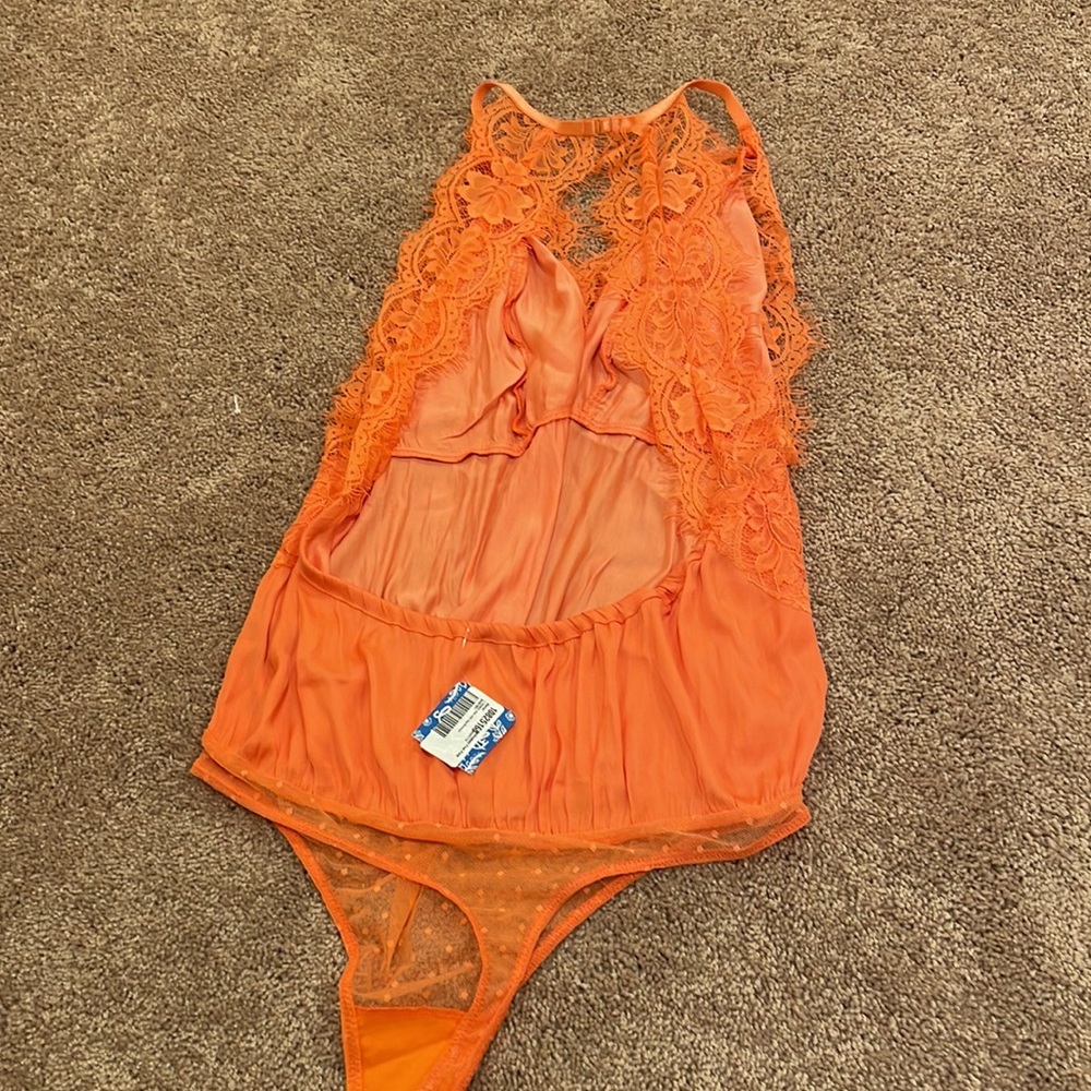 GORGEOUS New NWT Free people Bodysuit with a lace trim - Picture 9 of 9